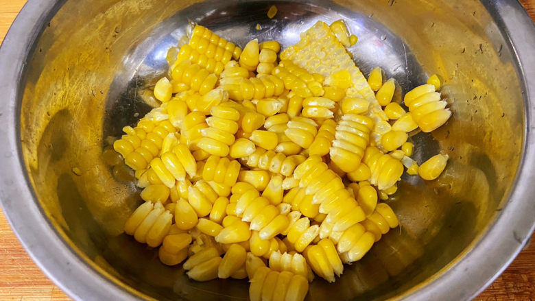 酱油蛋炒饭,把煮熟的玉米粒剥下来，不用太多，看有多少米饭适合放多少玉米粒。