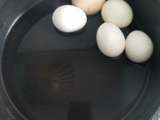 卤鸡蛋,鸡蛋冷水下锅