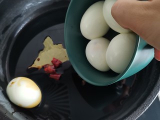 卤鸡蛋,放入鸡蛋