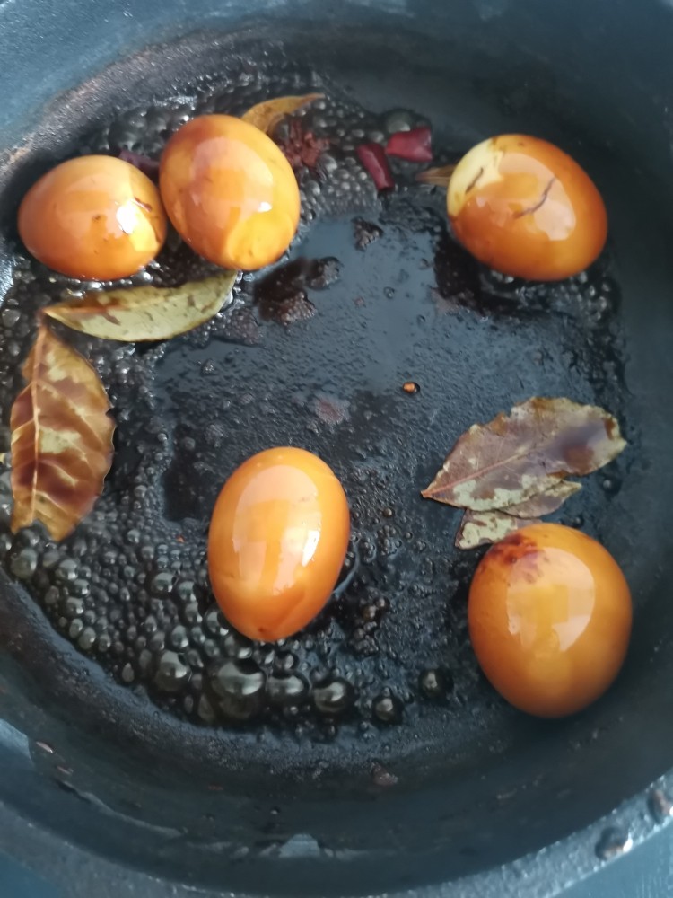 卤鸡蛋,滚动鸡蛋，让他们均匀的粘上调料