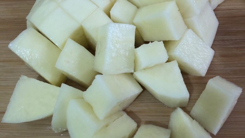 土豆排骨焖饭,切小块