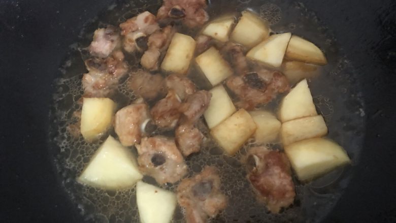 土豆排骨焖饭,加入适量的水盖盖焖几分钟