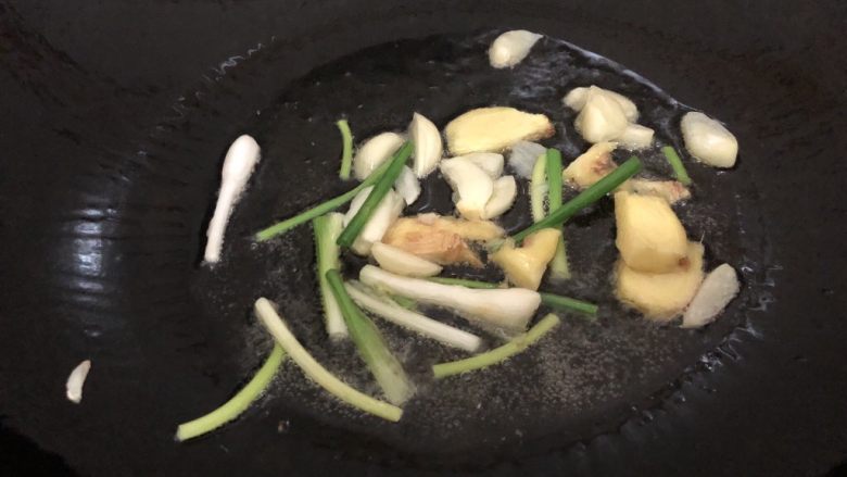 土豆排骨焖饭,油热下姜葱蒜爆香捞出