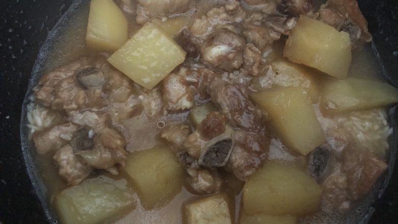 土豆排骨焖饭,加入米饭锅后盖盖按煮饭键，水量根据自己米饭量去加减（焖排骨的时候）比平时煮饭多一半水