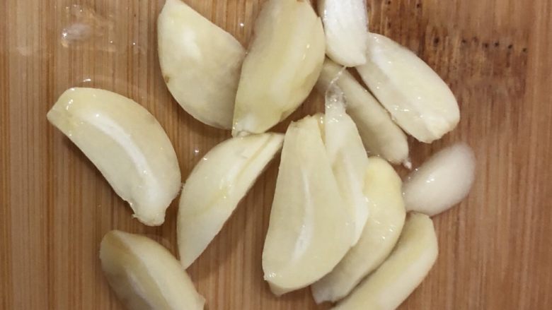 土豆排骨焖饭,蒜去皮，切片