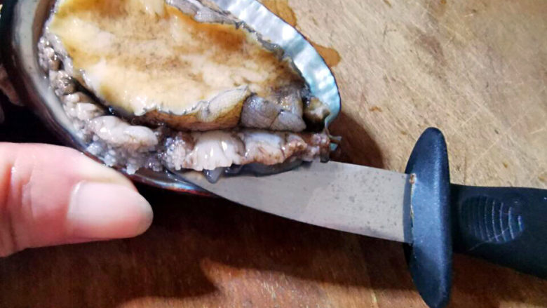 鲍鱼海鲜粥,用小刀切开贝柱
