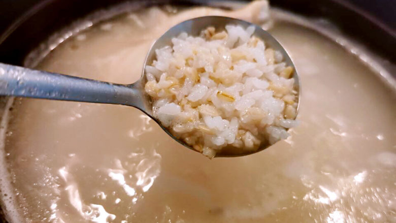 鲍鱼海鲜粥,此时大米已熟