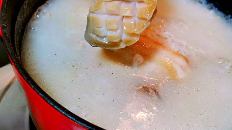 鲍鱼海鲜粥,燕麦粥已十分浓稠，奶白奶白，开火，放入鲍鱼，煮3分钟即可