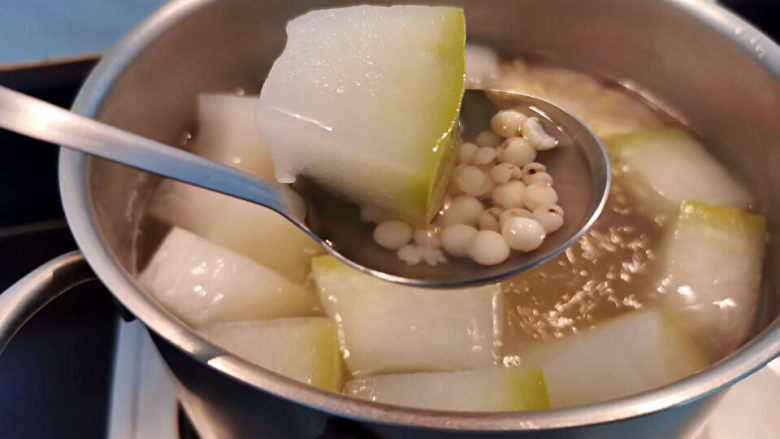 冬瓜炖薏米芡实汤,煮好的汤品十分清透，此时冬天籽可以捞掉