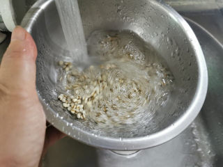 冬瓜炖薏米芡实汤,冲洗薏米，去小石头与杂质