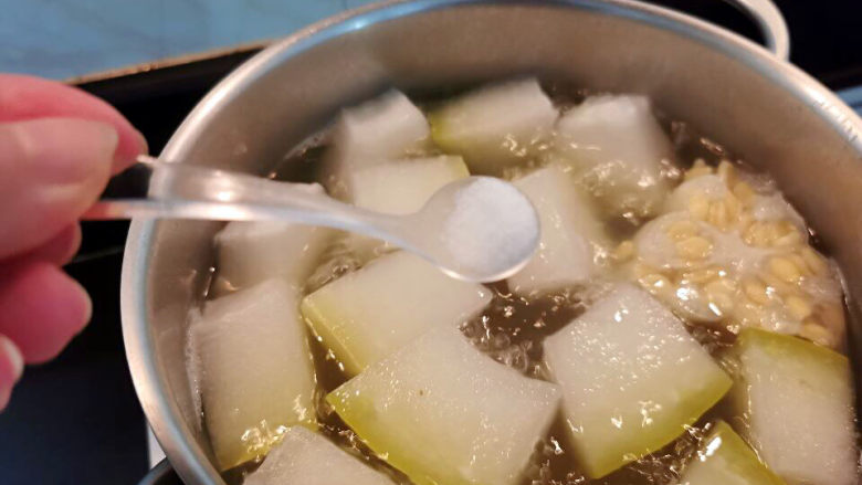 冬瓜炖薏米芡实汤,所以食材熟成后，加入少许盐调味即可