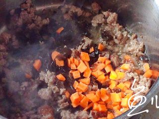 臊子面,牛肉末翻炒至变色，放入木耳碎和胡萝卜丁翻炒均匀