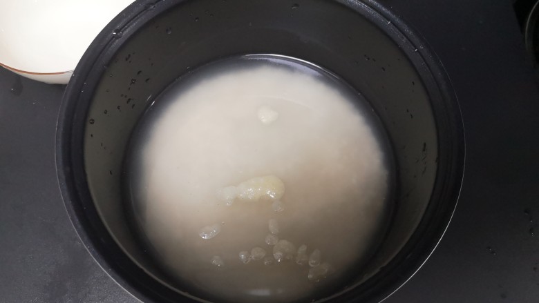 土豆排骨焖饭,放电饭煲内加平时煮饭的水量，加一点点盐+1勺猪油打底，搅一下待用