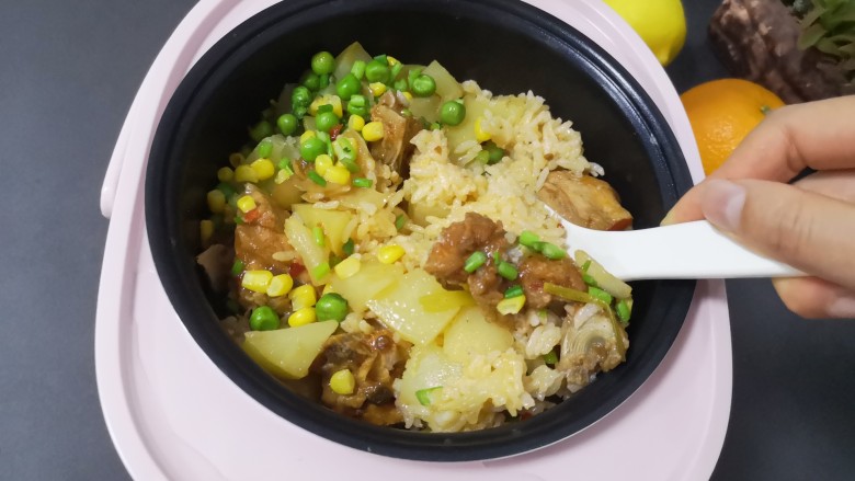 土豆排骨焖饭,搅拌出锅
