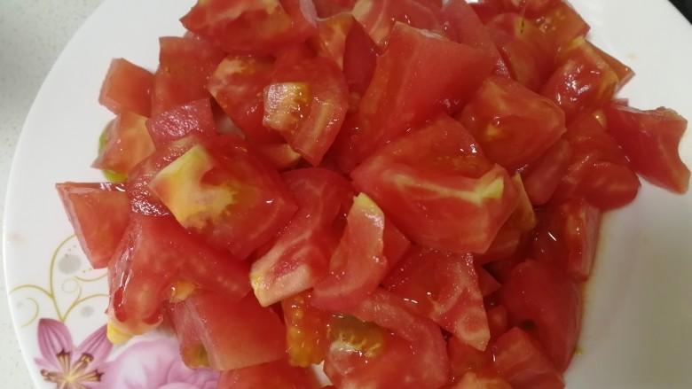 番茄烧冬瓜,切小块儿。