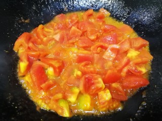 番茄烧冬瓜,放入番茄丁，文火炒出红汁。