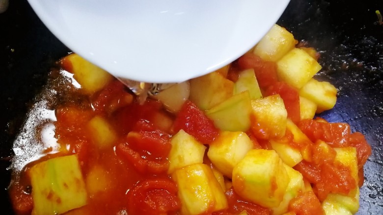 番茄烧冬瓜,加半碗开水。