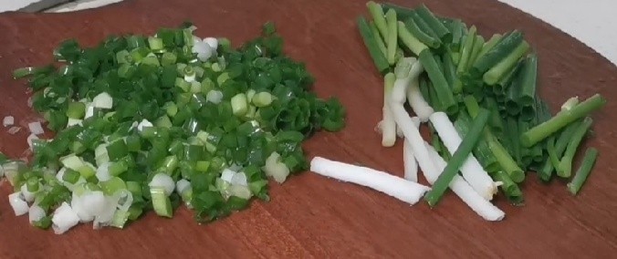 小葱拌豆腐,拿少许的葱切成葱段，再把剩下的葱切成葱花
