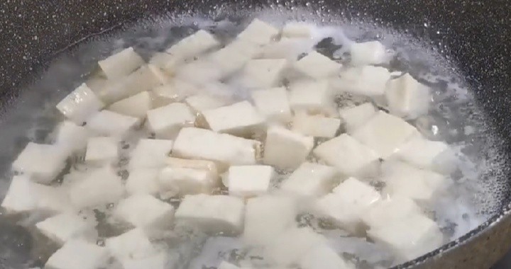 小葱拌豆腐,锅里倒入清水烧开放适量的盐再把豆腐倒进去焯两分钟