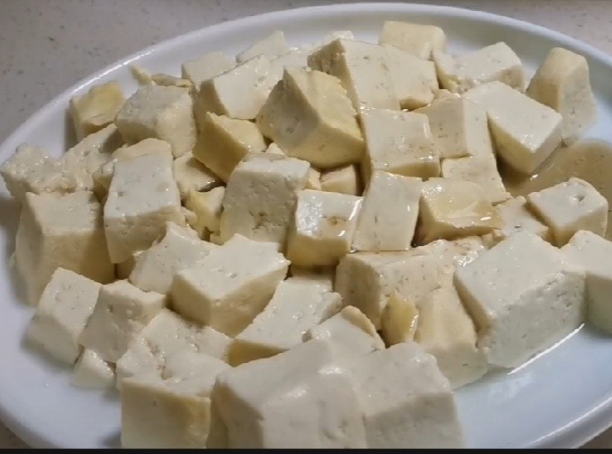小葱拌豆腐,然后把熬好的葱油均匀的倒在豆腐上