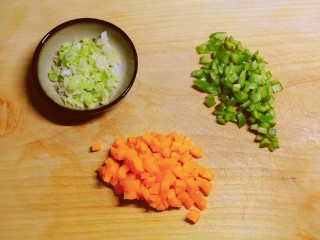 肉沫蒸豆腐,胡萝卜、青椒切丁，葱切碎。