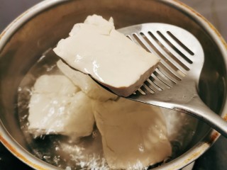 肉沫蒸豆腐,豆腐放入开水中煮2分钟捞出。