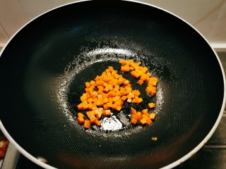 肉沫蒸豆腐,锅中留下底油继续加热，放入胡萝卜丁翻炒1分钟，出锅。