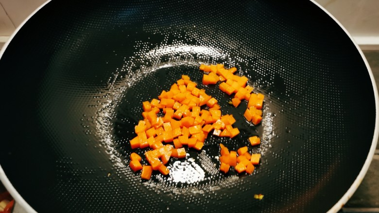 肉沫蒸豆腐,锅中留下底油继续加热，放入胡萝卜丁翻炒1分钟，出锅。