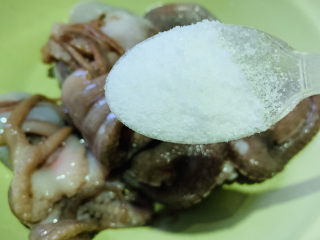 红烧章鱼,用盐，先搓洗干净