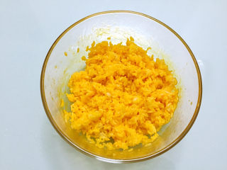 酱油蛋炒饭,搅拌至米饭全沾裹上蛋黄液，静置10分钟左右，让蛋黄液凝固在米饭上