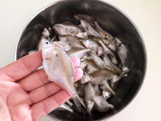 香辣小黄鱼,除去小黄鱼的内脏，清洗干净，沥干水份