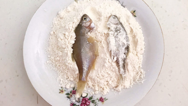 香辣小黄鱼,让小黄鱼在面粉里面打个滚，均匀的裹上一层薄薄的面粉