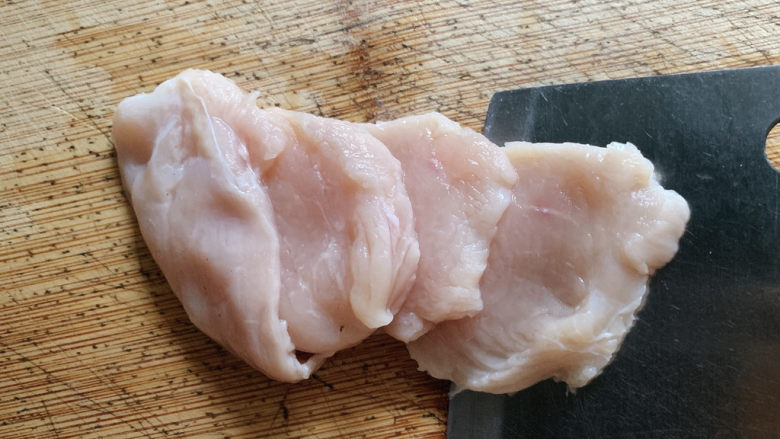 佛手瓜炒肉片,洗净的鸡胸肉切成肉片状。