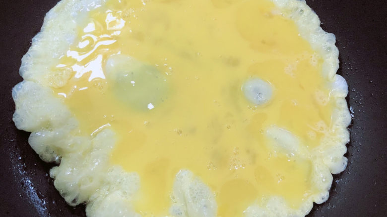西葫芦炒木耳,锅中倒入油，加热至五成热，倒入鸡蛋。