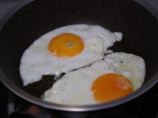 荷包蛋焖面,锅里烧热油，打入鸡蛋煎制