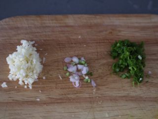 荷包蛋焖面,蒜切碎末，葱白葱绿分开切碎