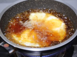 荷包蛋焖面,兑入水，大火煮开