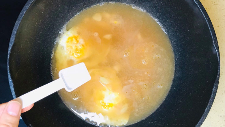 荷包蛋焖面,加入盐调味