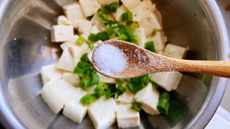 小葱拌豆腐,加入一点点盐拌匀。