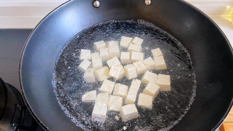 小葱拌豆腐,水开后，加入豆腐大火煮开，换中火继续煮2分钟。
