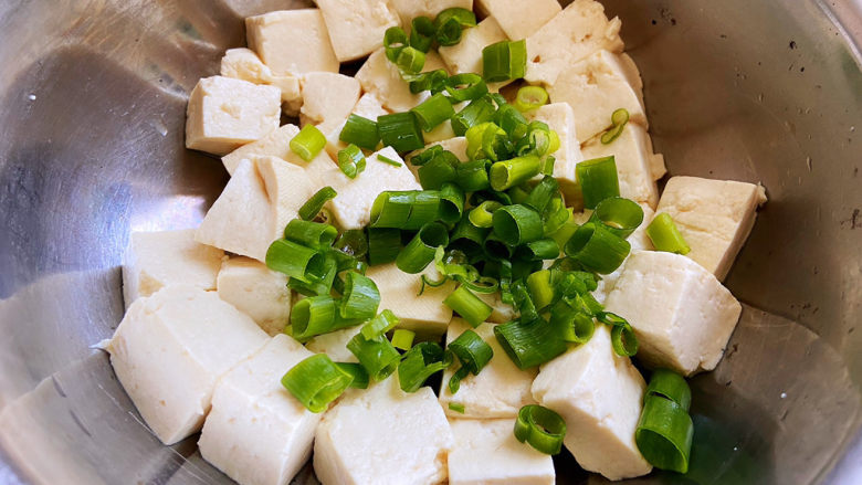 小葱拌豆腐,将小葱和豆腐混合。
