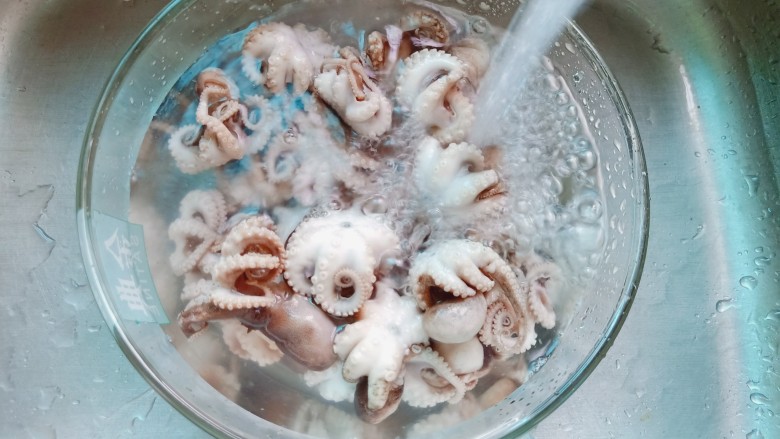 红烧章鱼,买回来的章鱼要用清水多清洗几遍。
