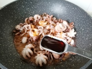红烧章鱼,喜欢蚝油的可以加点蚝油增鲜。
