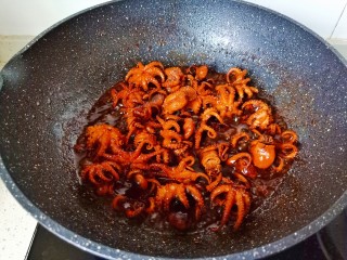 红烧章鱼,炖煮到汤汁差不多。