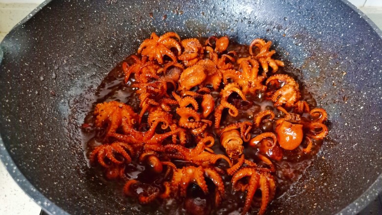 红烧章鱼,炖煮到汤汁差不多。