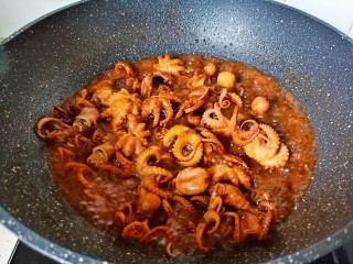 红烧章鱼,加点清水开大火炖煮五分钟。