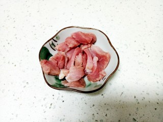 猪肉炒小白菜,猪肉切片 