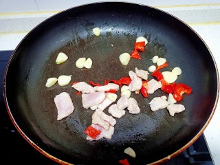 猪肉炒小白菜,倒入猪肉炒至变色 