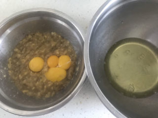 香蕉纸杯蛋糕（少油少糖）,蛋清蛋黄分离在两个无水无油的盆里，蛋黄不能掉进蛋清中，蛋清先放冰箱冷藏备用，蛋黄直接打入香蕉泥中