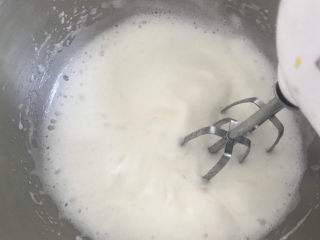 香蕉纸杯蛋糕（少油少糖）,打发至粗泡泡变的细腻时加入第二次白砂糖